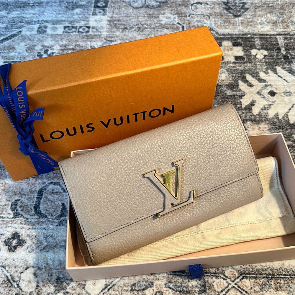 Louis Vuitton Capucines Wallet in Pebble, EUC
